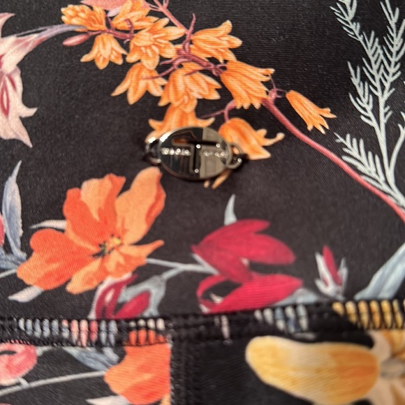 NWT!. Tahari Sport Plus 3x. Floral legging print biker shorts. Side pockets - Picture 9 of 9